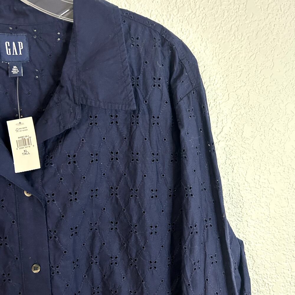 GAP Navy Eyelet Sleeveless Button-Down Shirt--washed and worn once - Picture 3 of 4